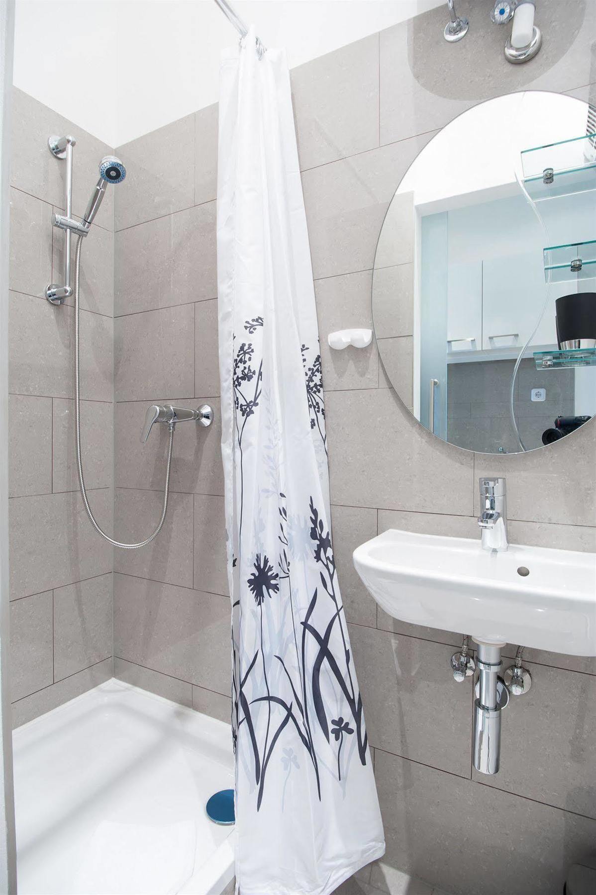 Royal Resort Apartments Westbahnhof Виена Екстериор снимка